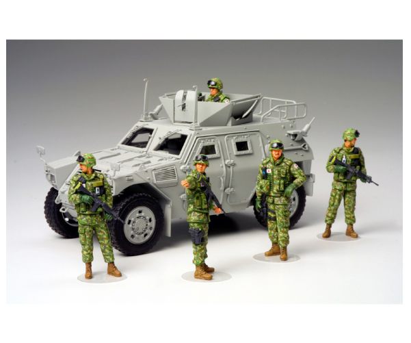 Tamiya 1:35 JGSDF Fig.-Set Humani.Helfer (5)